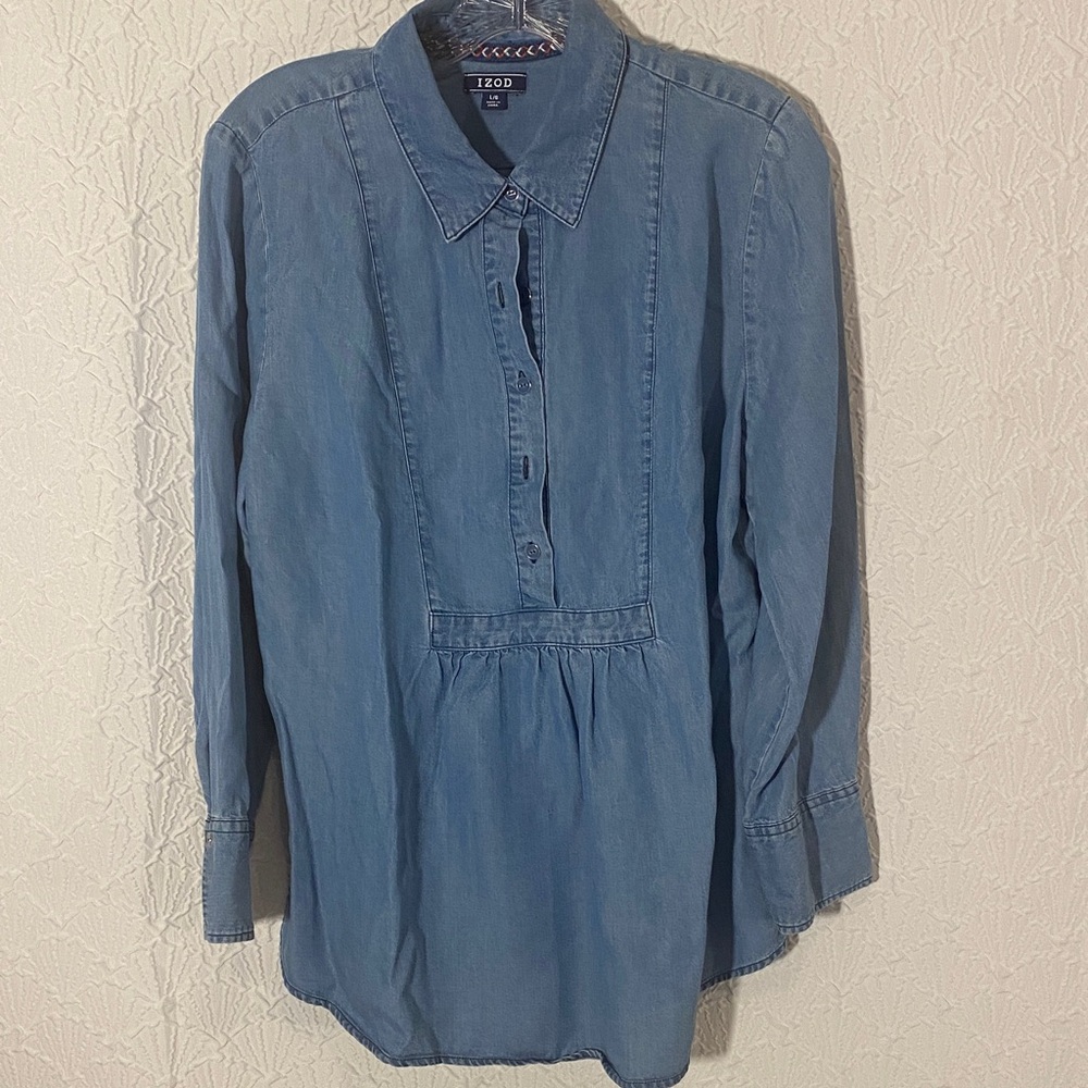 Izod Women's Light Blue Button Down shirt. Extremely Soft Material Free Spirit